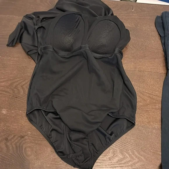 Evandra Black Off-Shoulder Swimsuit - Picture 5 of 5